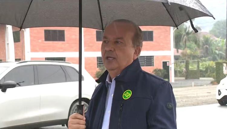 Jorginho Mello reassume governo de SC após chuvas e tsunami meteorológico atingirem o estado