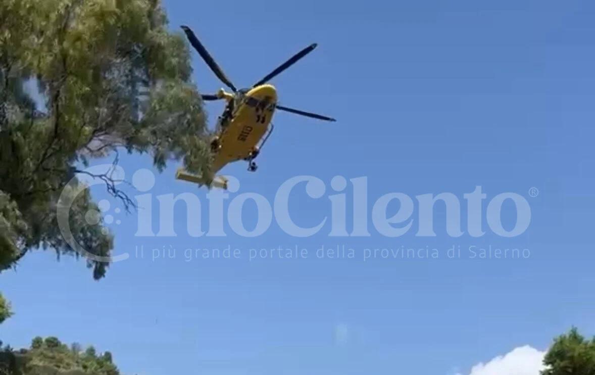 Castellabate, cade sulla scogliera ad Ogliastro Marina: decisivo l’intervento dell’elisoccorso
