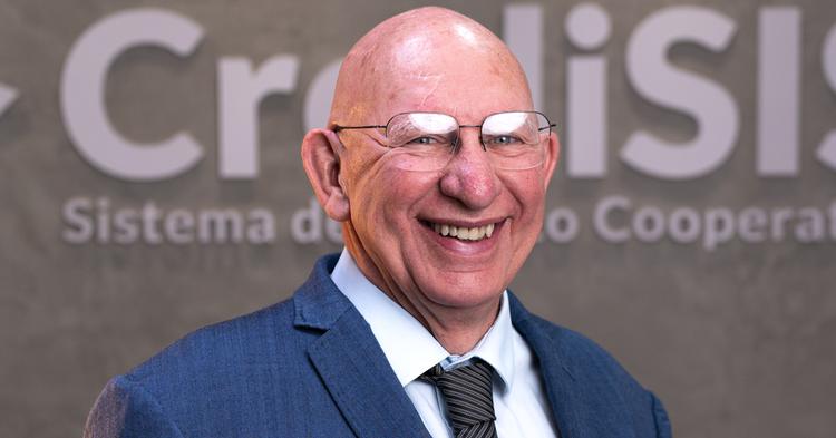 Chegou a hora de as cooperativas olharem para a força dos Sistemas – Otelo Castellani Filho é presidente do Sistema CrediSIS