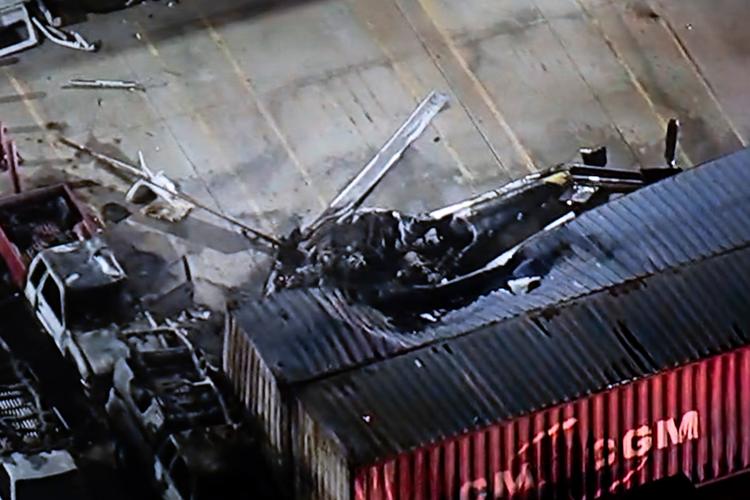 Helicóptero cai em Los Angeles e deixa ao menos três mortos