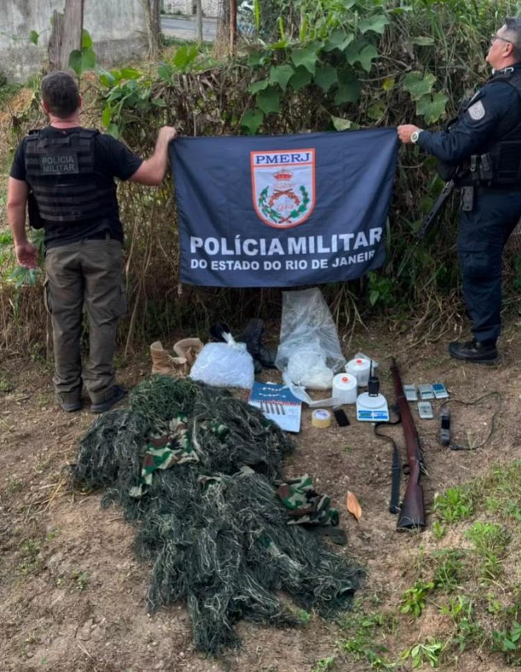 Fuzil, munições e roupas camufladas são encontrados escondidos em caixa d'água em Resende