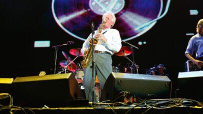 Morre Dick Parry, saxofonista histórico do Pink Floyd, aos 83 anos