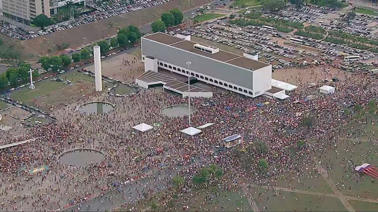 Apoiadores de Lula e Leandro Grass fazem ato no centro de Brasília na véspera do 2º turno