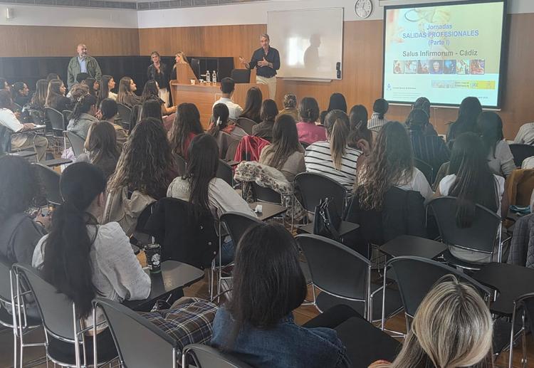 El Colegio de Enfermería de Cádiz orienta a los futuros graduados de Salus Infirmorum sobre los desafíos y oportunidades del mercado laboral