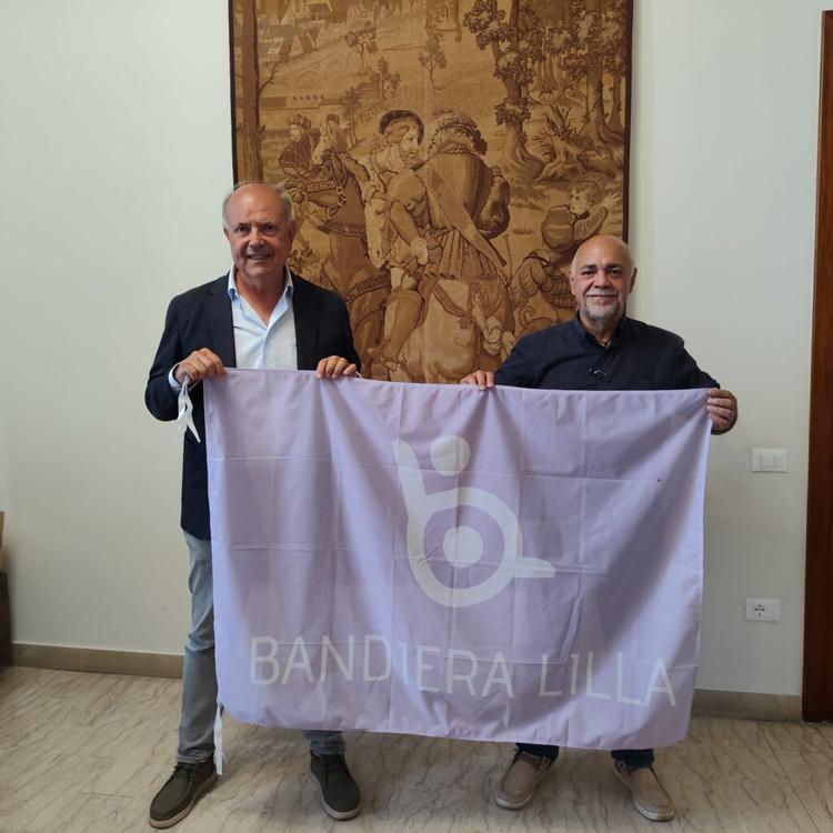 Il Comune di Milazzo conferma la Bandiera Lilla: un nuovo riconoscimento all’accessibilità  e all’inclusione.