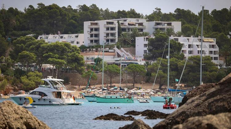 Varios barcos fondean en la bahía de Portinatx a principios del mes de agosto.