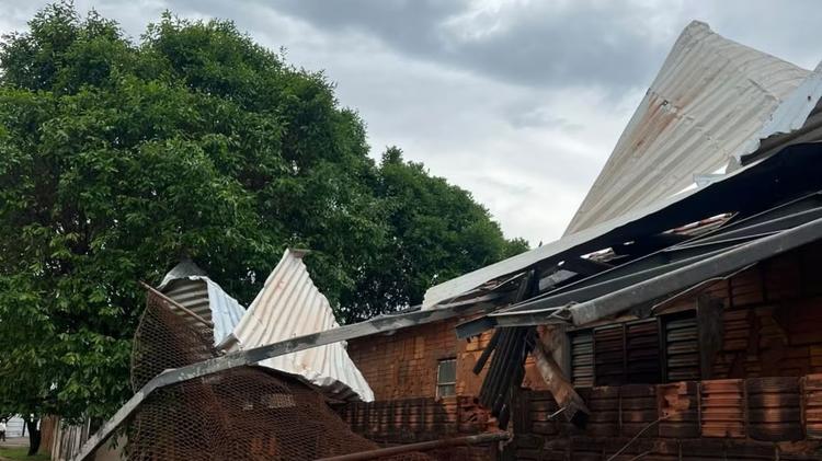 Ventos de 40 km/h destelham casas em Mirante do Paranapanema