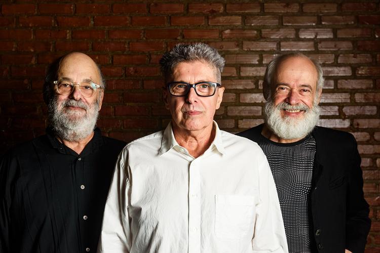 Jaques Morelenbaum, Marcelo Costa e Carlos Malta incluem Edu Lobo e Tom Jobim no trilho do álbum 'Trem de Três'