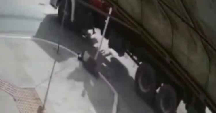 Condutor de scooter elétrica fica desacordado após colisão com caminhão no Centro de Navegantes