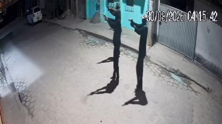 VÍDEO: encapuzados atacam a tiros comércio de família de policial no Norte do ES