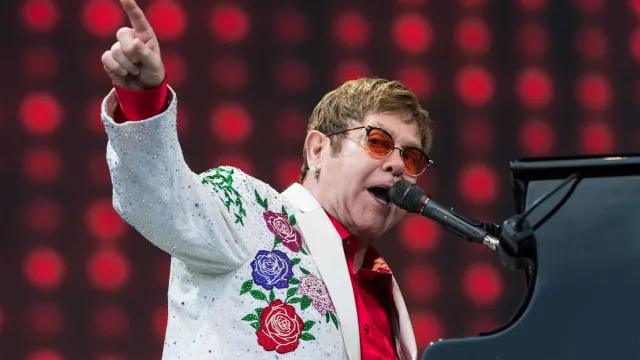 Por que Elton John utilizou cadeira de rodas ao sair do Rio de Janeiro?