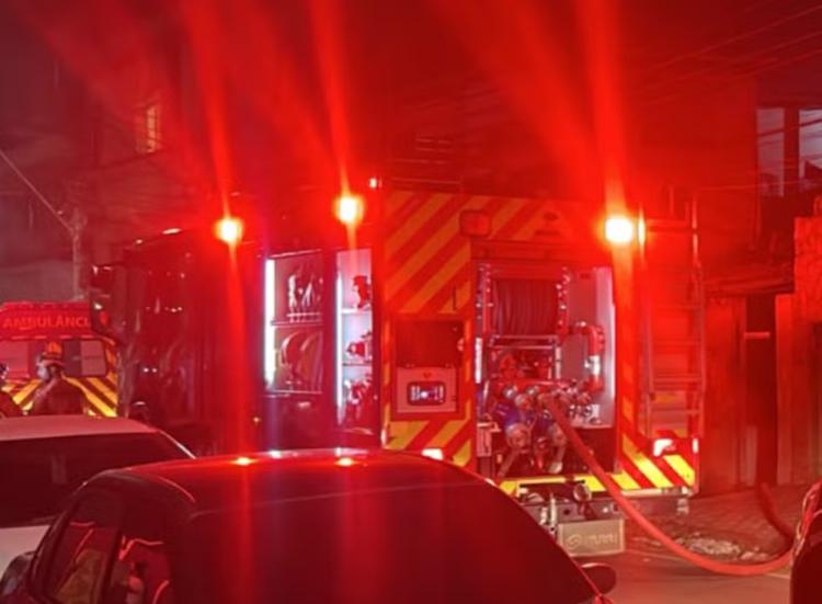 Casa pega fogo e mobiliza equipe do Corpo de Bombeiros em Barra Mansa