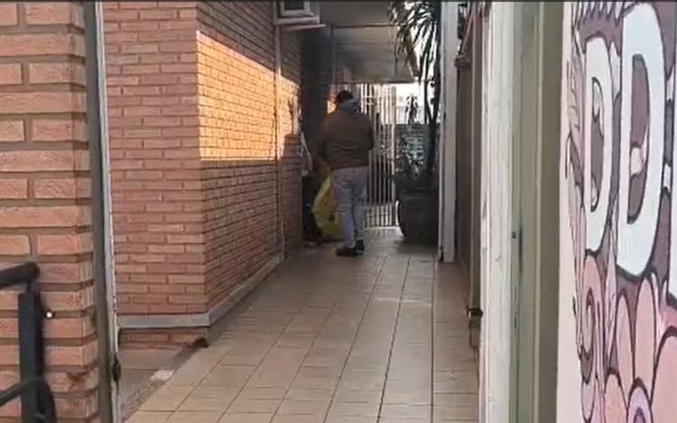 Esfaqueado por influenciadora, homem suspeito de abusar da filha dela se apresenta à polícia em Franca, SP