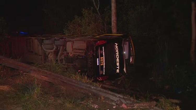 Mulher morre e outras 11 pessoas ficam feridas após ônibus tombar na BR-290, no RS
