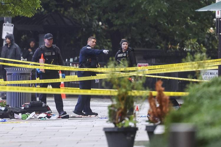Spari vicino alla Casa Bianca, ucciso l'attentatore. Trump: "Era ossessionato dall'edificio più sacro del Paese"