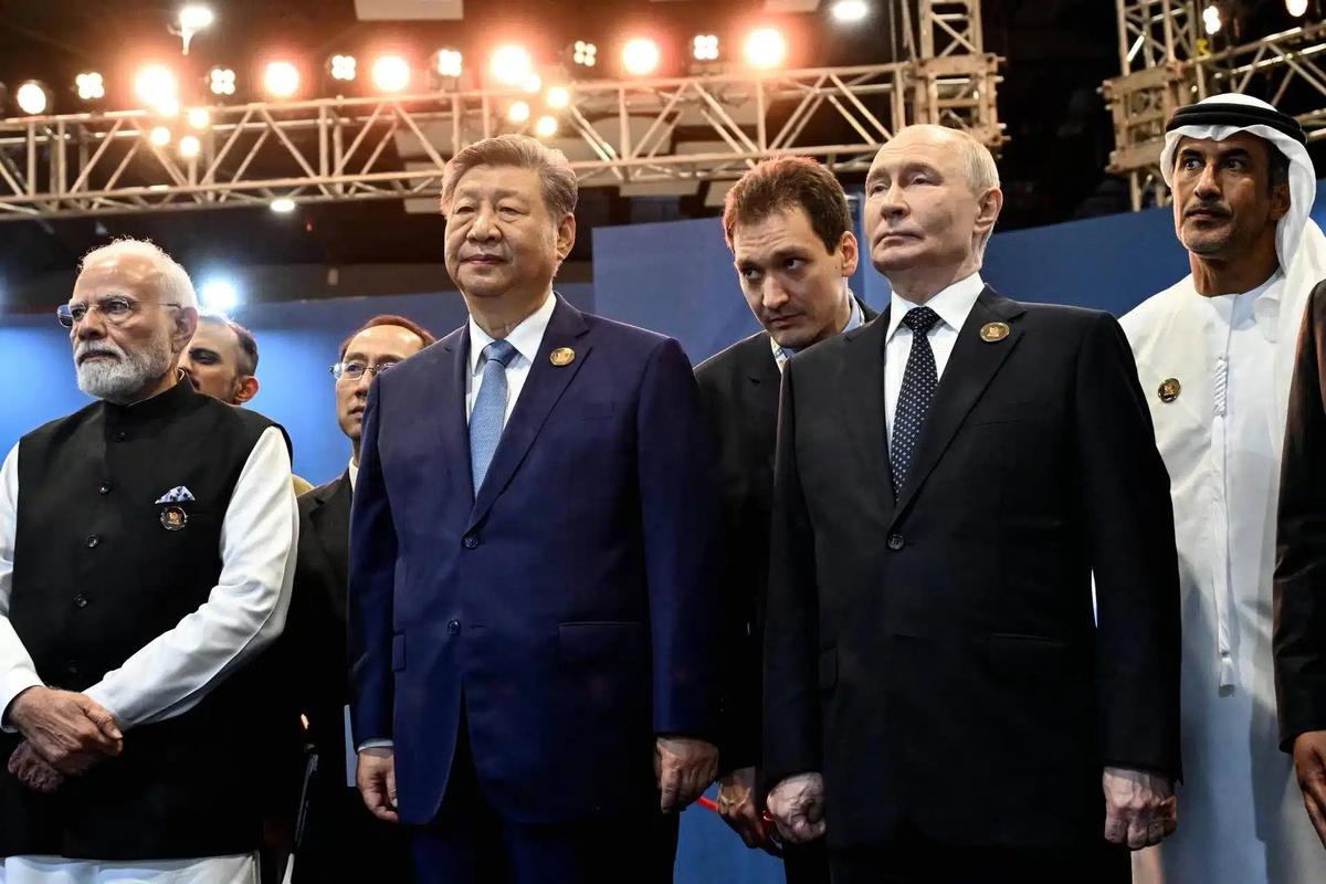 Ucraina, Modi e Xi Jinping offrono la mediazione a Putin: Mosca apre ai colloqui mentre i droni colpiscono il confine con la Polonia