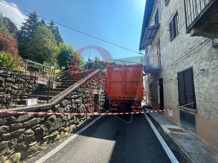ala di stura camion rifiuti bloccato passerella