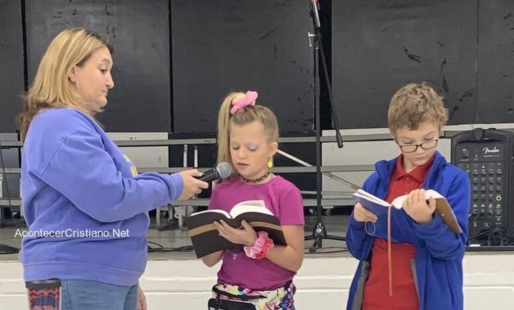 Miles de estudiantes llevan su Biblia a escuelas para "hacer brillar la luz de Dios"