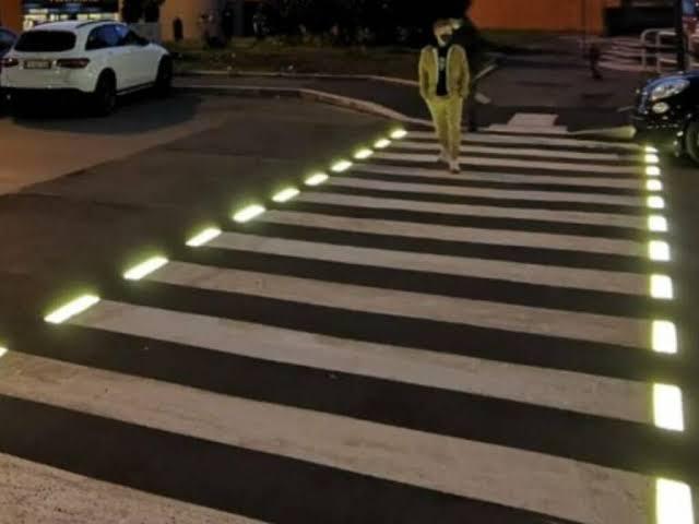 Sicurezza stradale, nuovi segnalatori luminosi di velocità e sistemi di illuminazione degli attraversamenti pedonali