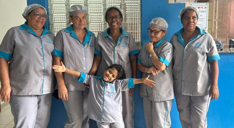 Menina de Sorocaba realiza sonho ao ganhar uniforme igual ao das funcionárias da limpeza da creche
