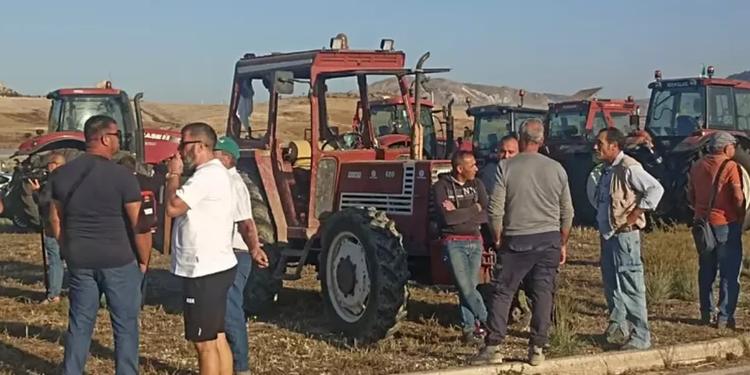 In Sicilia protesta degli agricoltori con i trattori contro il caro-carburante