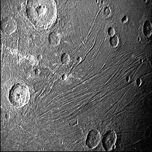 Juno Aufnahme von der „dunklen Seite“ Ganymeds. Copyright: NASA/JPL-Caltech/SwRI/MSSS