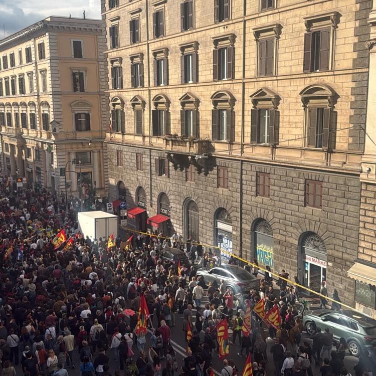 Italia in piazza contro il carovita: "Abbassate le armi, alzate i salari". Occupata la tan...
