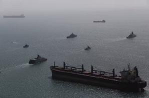 Dois navios iranianos atravessam bloqueio em Ormuz, diz agência