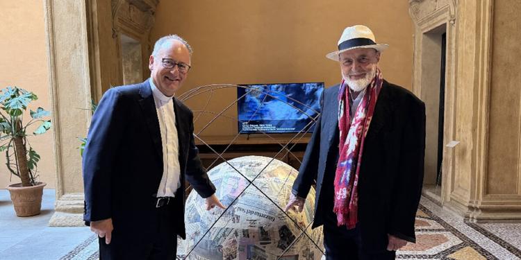 Seguendo la «Sfera di giornali», conversazione con Michelangelo Pistoletto: l’informazione gioco, staffetta, strada