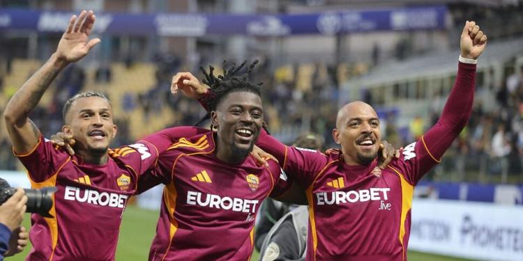 La Roma vince una partita pazza e resta in scia alla Champions: Malen è una ciclone