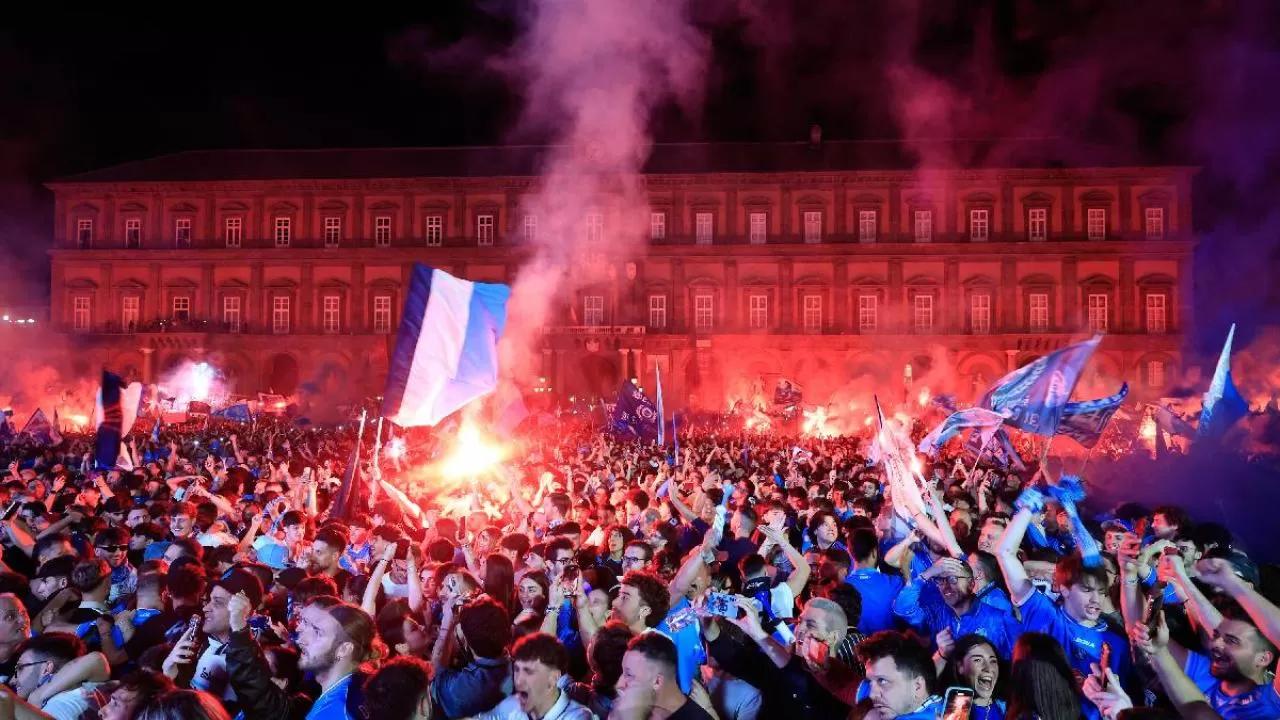 Centenario del Napoli, ordinanza del sindaco: stop a vetro, lattine e spray al peperoncino in piazza del Plebiscito