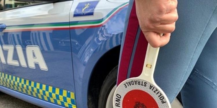 Controlli a tappeto della Polizia Stradale della Calabria nel settore veicolare: 121 attività ispezionate, 22 denunciati e oltre 100.000 euro di sanzioni