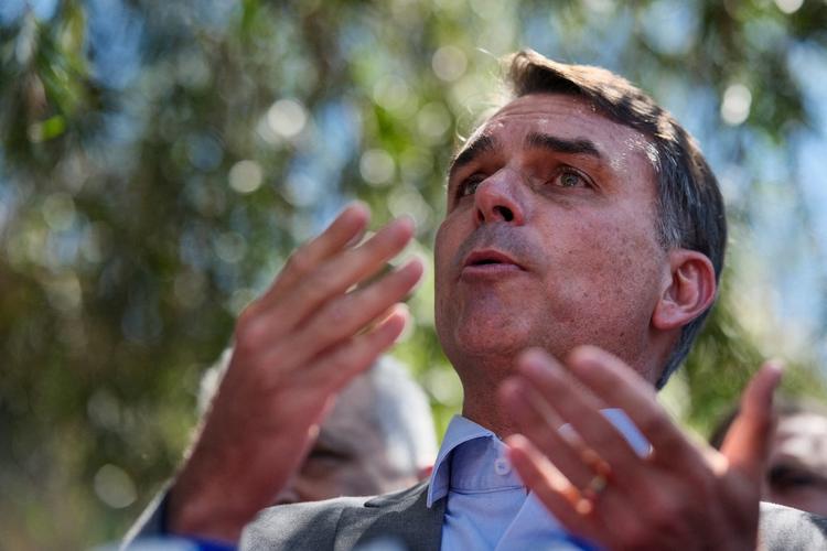 Quantos votos teve Flávio Bolsonaro no primeiro turno?