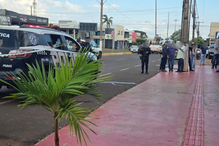 Pistoleiro e adolescente são detidos por execução de jovem na garagem do pai