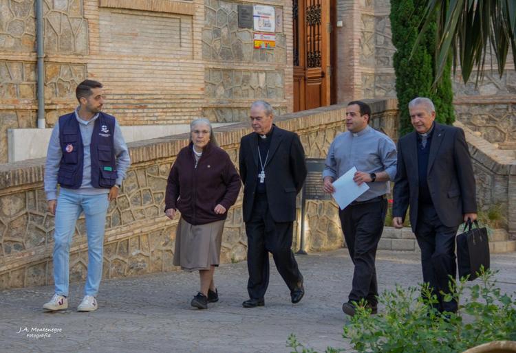 El Sr. Obispo camina por las calles de Antequera con los organizadores del EDJ