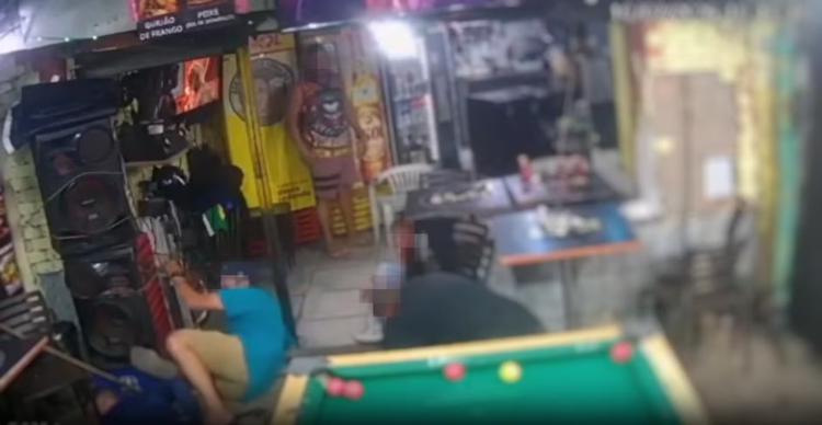 Homem morre e dois ficam feridos em ataques de criminosos em Rio das Pedras; vídeo mostra tiroteio em bar