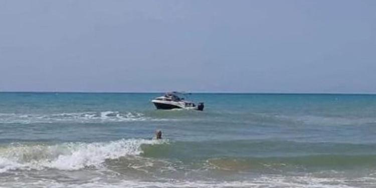 Pacchi di soldi gettati dal motoscafo in spiaggia a Marina di Ragusa, e i bagnanti accorrono...