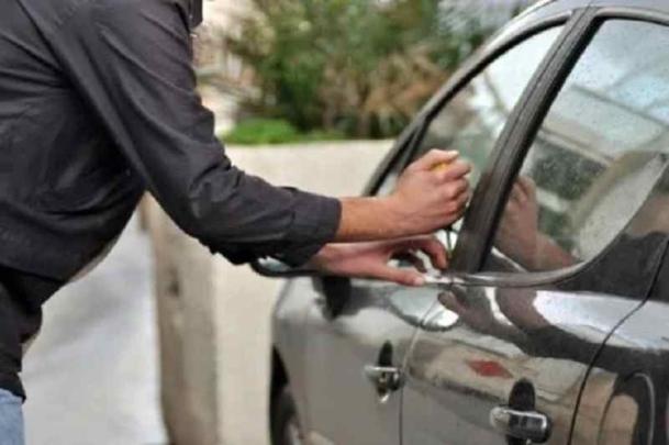 سرقة محتويات السيارات يورط 5 أشخاص بسيدي بوزيد