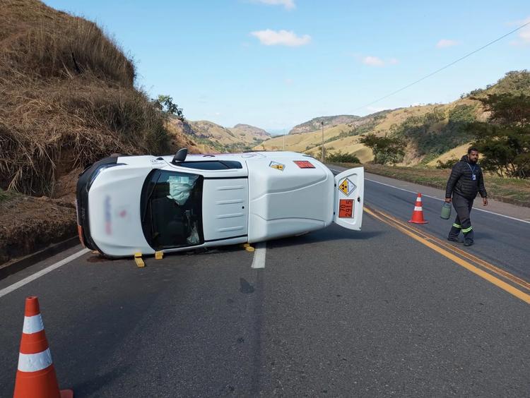 Caminhonete com carga radioativa tomba na BR-116; motorista sai ileso