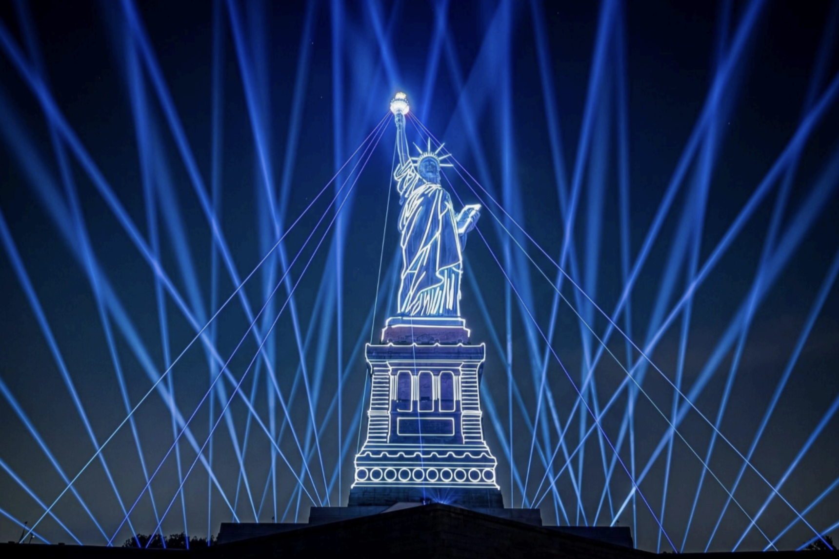 Jérémie Bellot illumine la Statue de la Liberté avant de transformer le Château de Castries