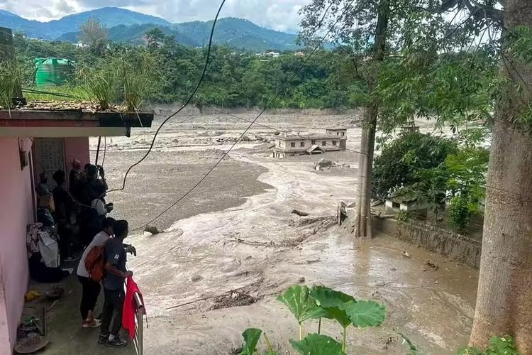 Sobe para 750 o número de mortos após avalanche no Nepal