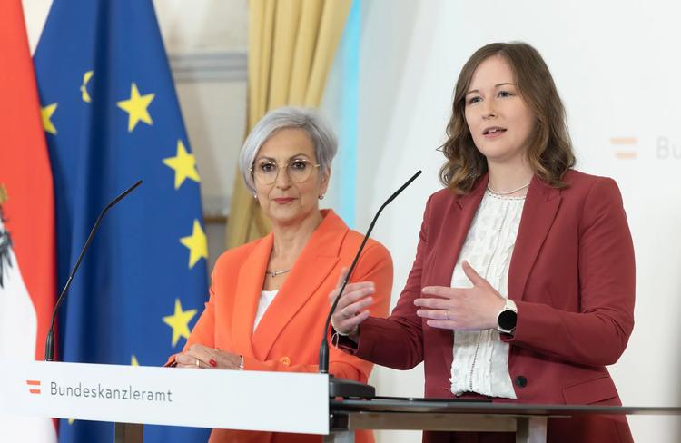 Präsentierten Förderung der Volksgruppen: Ministerinnen Anna Sporrer und Claudia Bauer. Foto: Regina Aigner