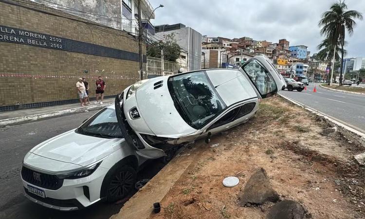 Carro sobe em outros estacionados após motorista perder controle da direção em Salvador