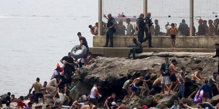 Ceuta, la Spagna mobilita l'esercito: 1.500 migranti in 7 giorni. Recuperati 9 corpi in due giorni