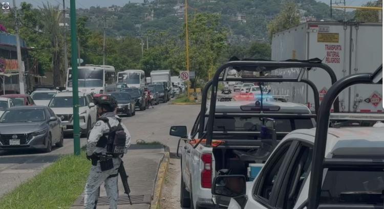 ¡Balacera en Paseo Cuauhnáhuac! Persecución de robamotos deja un policía y dos delincuentes heridos
