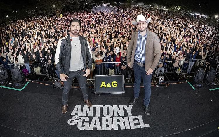 Antony e Gabriel, Fabiano Cabota e Mundo Bita são atrações do fim de semana no Vale; veja agenda cultural