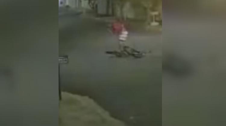 VÍDEO: Ciclista cai após batida com carro e quase é atropelado por caminhão em Uberlândia