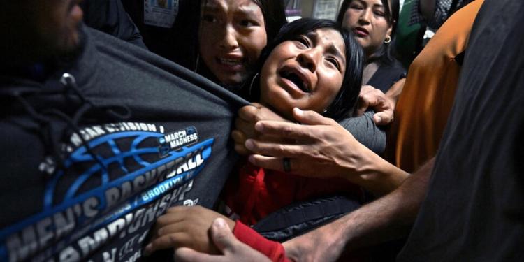 La foto di una famiglia di migranti separata dall'Ice vince il World Press Photo