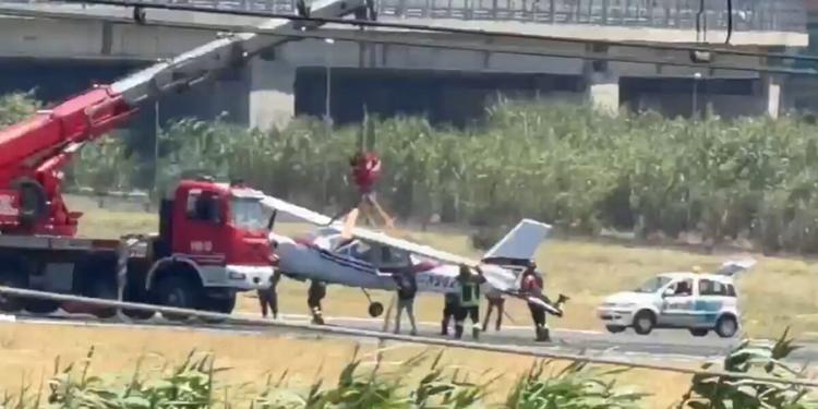 Reggio Calabria, paura all'aeroporto: ultraleggero atterra col carrello bloccato, nessun ferito. Scalo chiuso e poi riaperto, disagi per i passeggeri