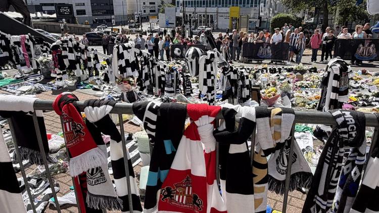Kevin Keegan Tributes Sunderland Scarves St James' Park Newcastle United